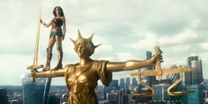 Conheça os Easter Eggs de Liga da Justiça de Zack Snyder - Diana Prince, a Mulher Maravilha, está sob a estátua de Themis, a deusa grega da Justiça.